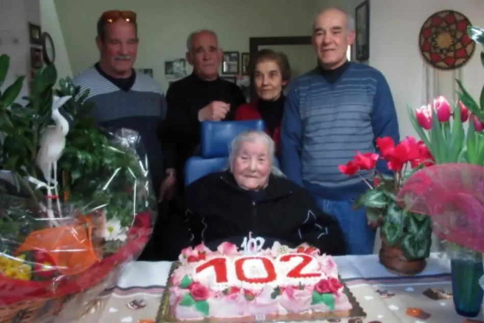 La festa per i 102 anni di Ernesta Frongia