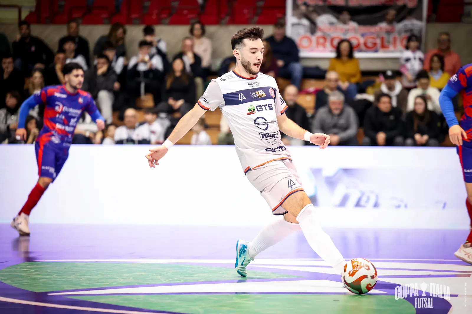 Il sardo Jacopo Ugas, giocatore della Bulldog Capurso, in un'azione di gioco (foto Divisione Calcio a 5)