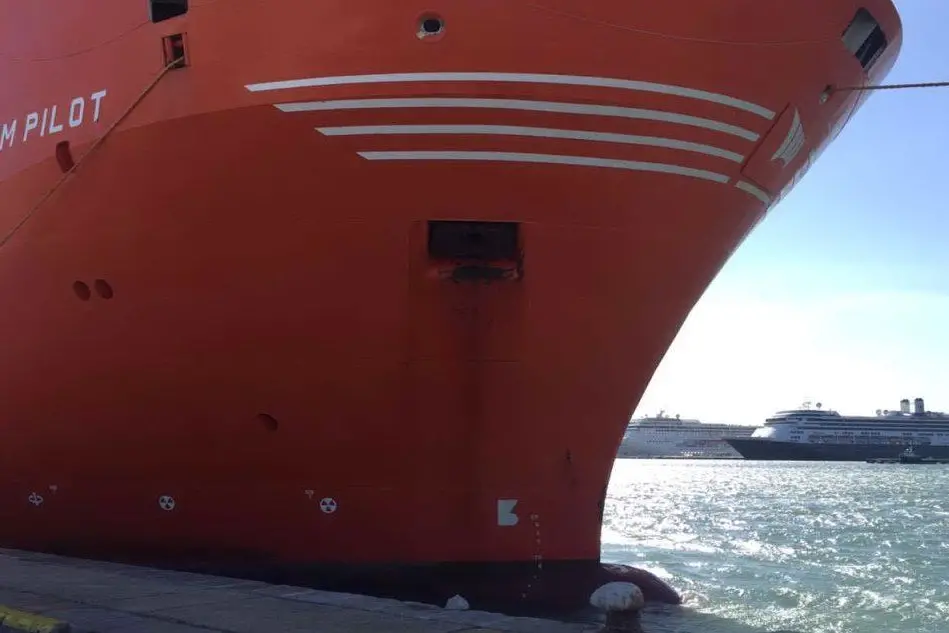 La Siem Pilot e, sullo sfondo, due navi da crociera