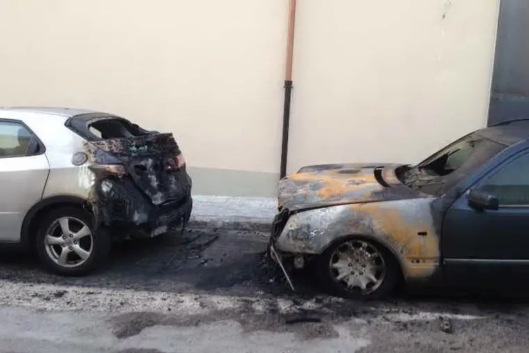 Mercedes e Civic Honda danneggiate dalle fiamme