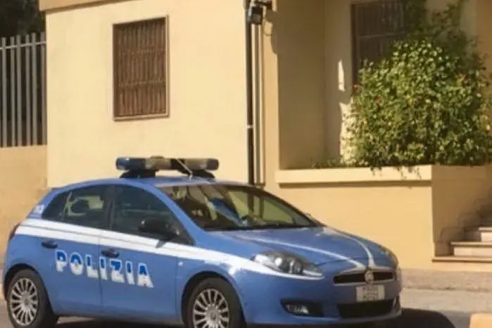 Un auto della Polizia di fronte al commissariato di Iglesias