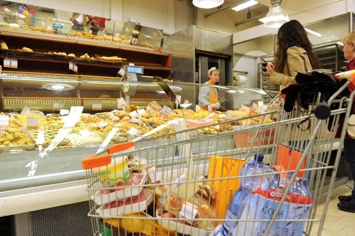 Un carrello della spesa: al supermercato il costo dei prodotti è aumento nel mese di Settembre (Archivio L'Unione Sarda)