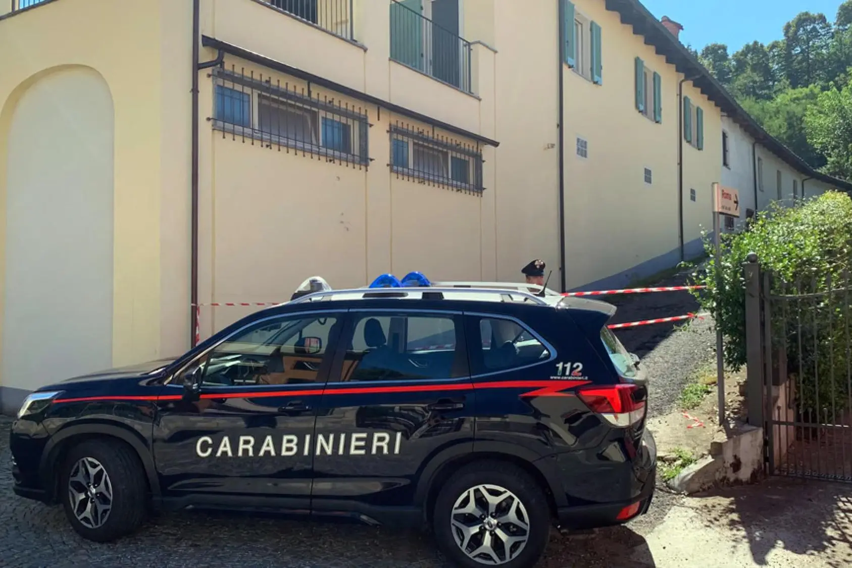 La via infondo alla quale si trova la cascina, in cui un 35enne ha sparato, uccidendolo, a un ladro sorpreso assieme ad alcuni complici nel cortile di casa, Baldissero D'Alba (Cuneo), 20 settembre 2026. ANSA/MATTEO GARNERO