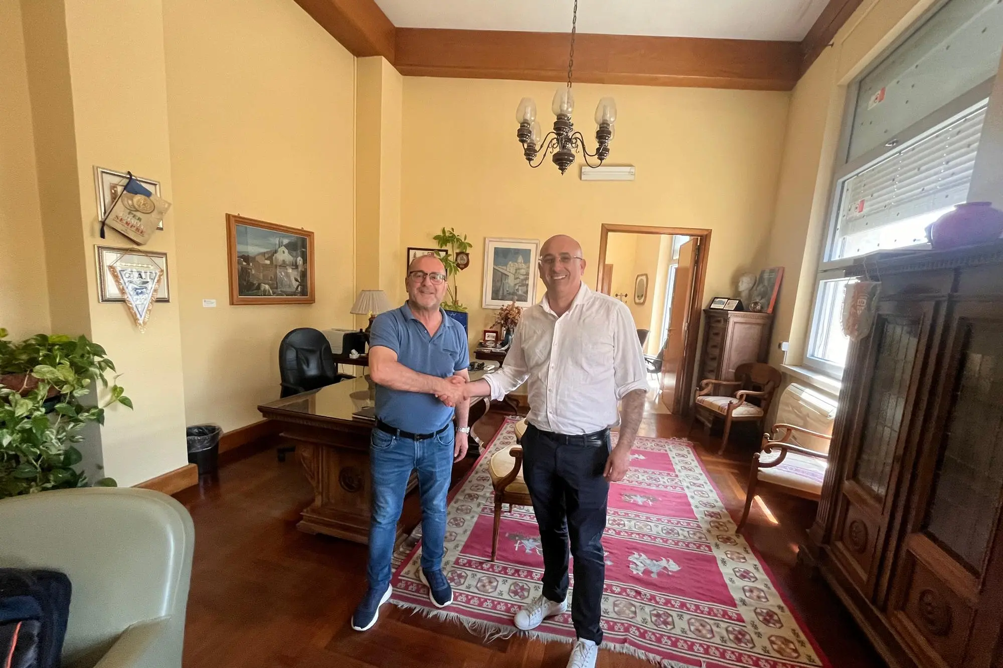 Emiliano Fenu saluta il commissario Giovanni Pirisi