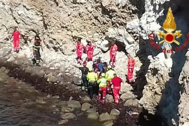 La scogliera dove è avvenuta la caduta (Vigili del fuoco)