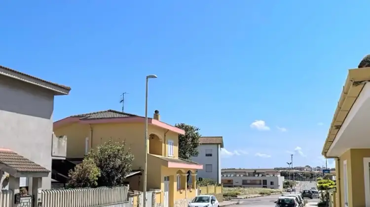 https://immagini.unionesarda.it/version/c:NDE5MWFiZjQtZWRlMS00:YjFjNGIxMzUtYTFjNi00/image.webp?f=16:9