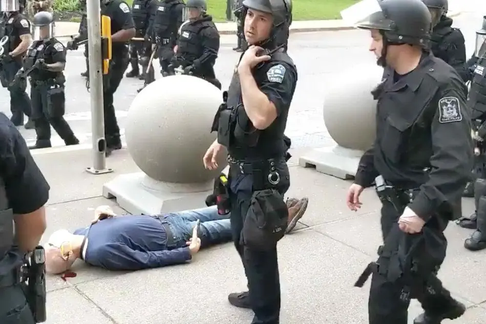 L'uomo gettato a terra dagli agenti (foto Twitter)