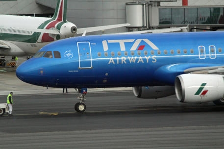 The first Ita Airways aircraft with the new blue livery towards the take-off phase from Rome Fiumicino airport to Milan, 24 December 2021. The flight, the Az 2044, is operated with an Airbus A320 dedicated to the unforgettable soccer champion Paolo Rossi. ANSA/TELENEWS