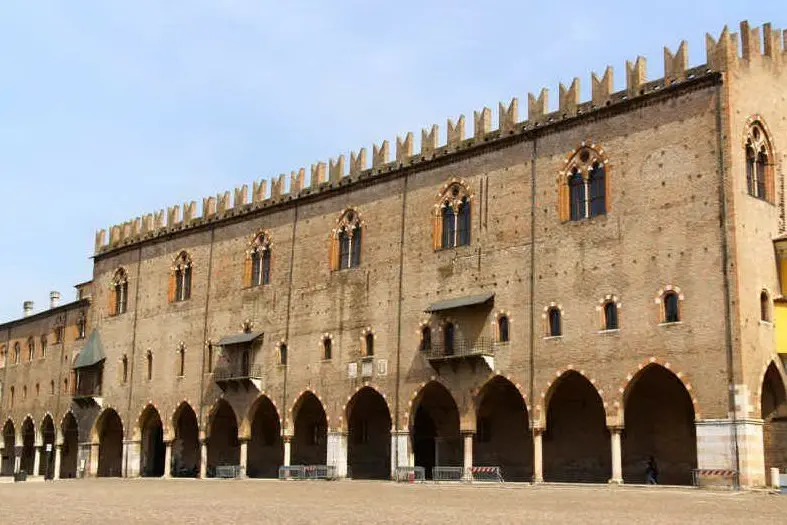La facciata di Palazzo Ducale su piazza Sordello a Mantova