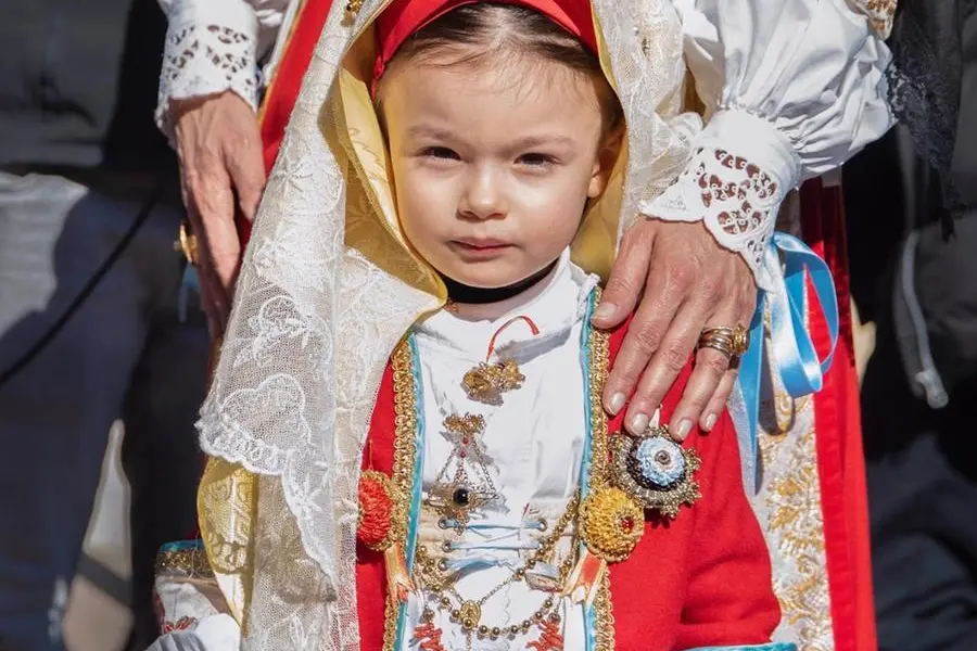 Una splendida bimba in abito tradizionale (lo scatto da Oristano è di @francesco.salis_sardegnatour - foto da Instagram)