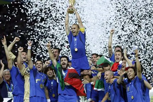 20060709- BERLINO (GERMANIA) - SPR - MONDIALI: ITALIA - FRANCIA. Cannavaro e i giocatori della Nazionale alzano la coppa del mondo.DANIEL DAL ZENNARO