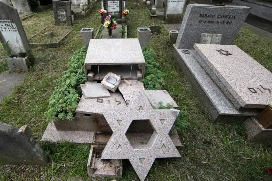 Alcune tombe profanate al cimitero Verano