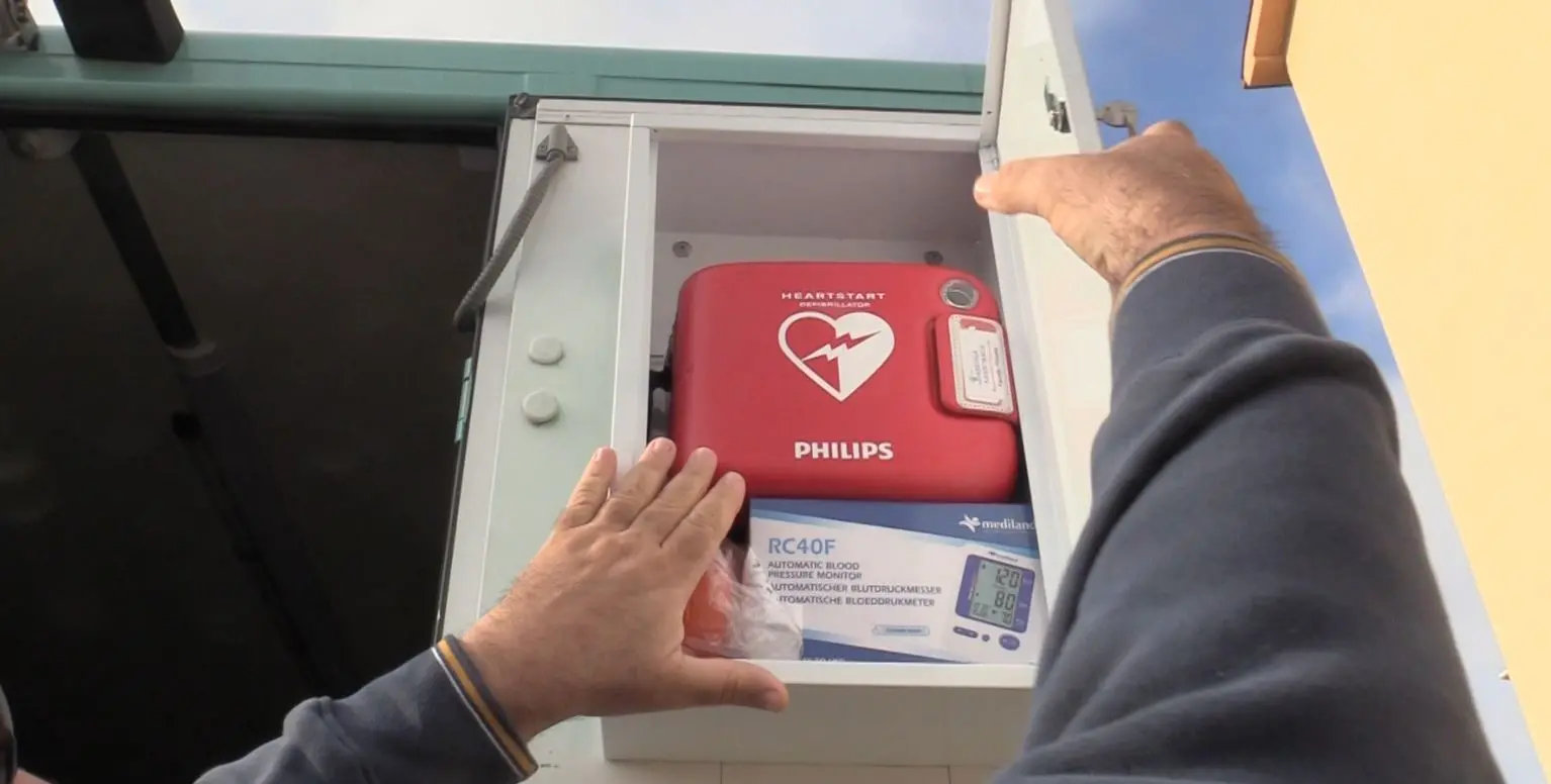 Il defibrillatore (foto Spano)