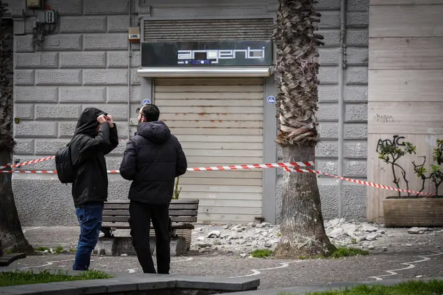 Danni causati dal terremoto nella notte fra il 12 e il 13 marzo a Bagnoli (foto Ansa)