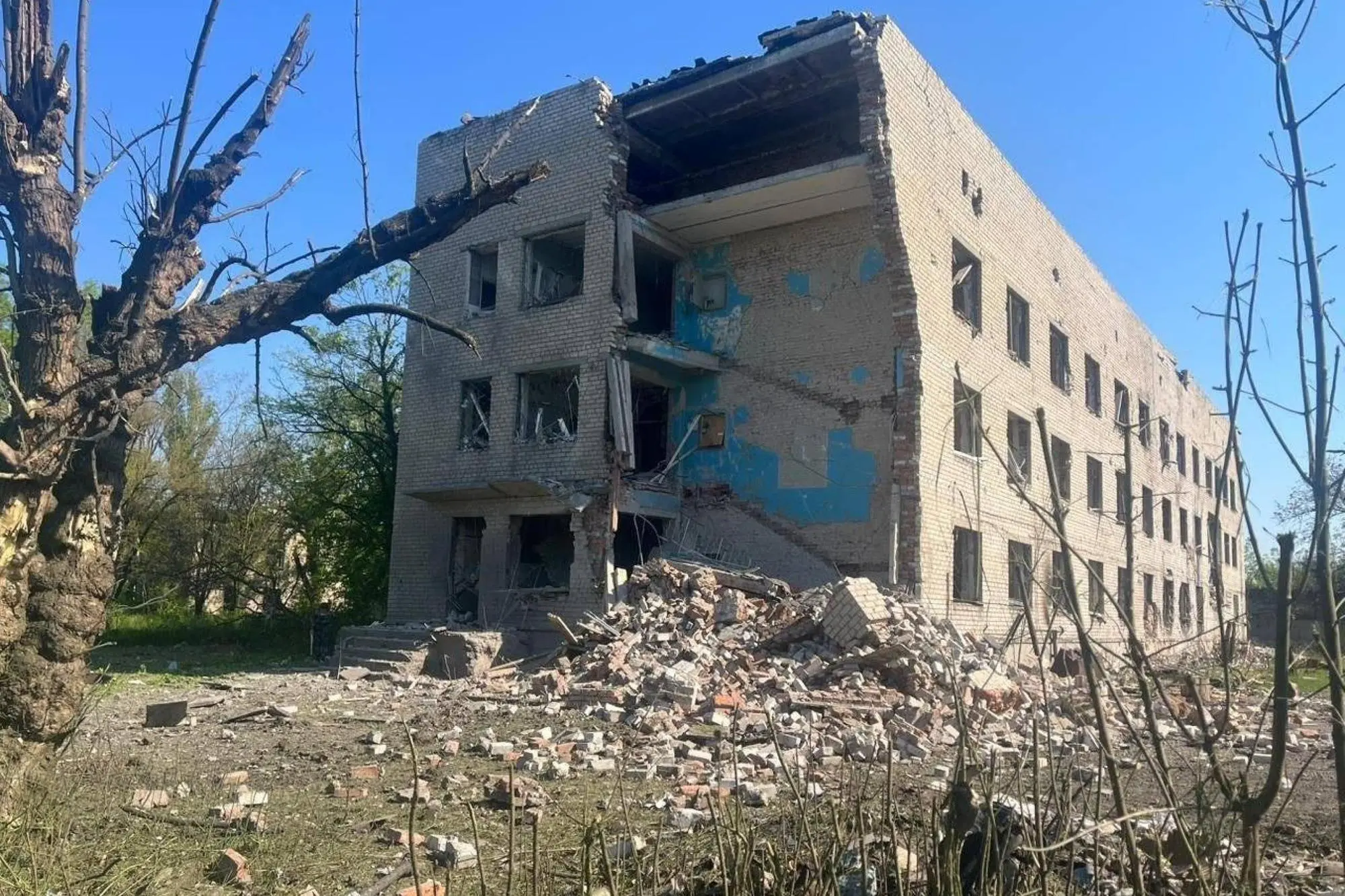 Edificio distrutto a Kiev (foto Ansa)