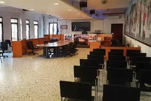 L'aula consiliare di Bonorva deserta (L'Unione Sarda - Tellini)