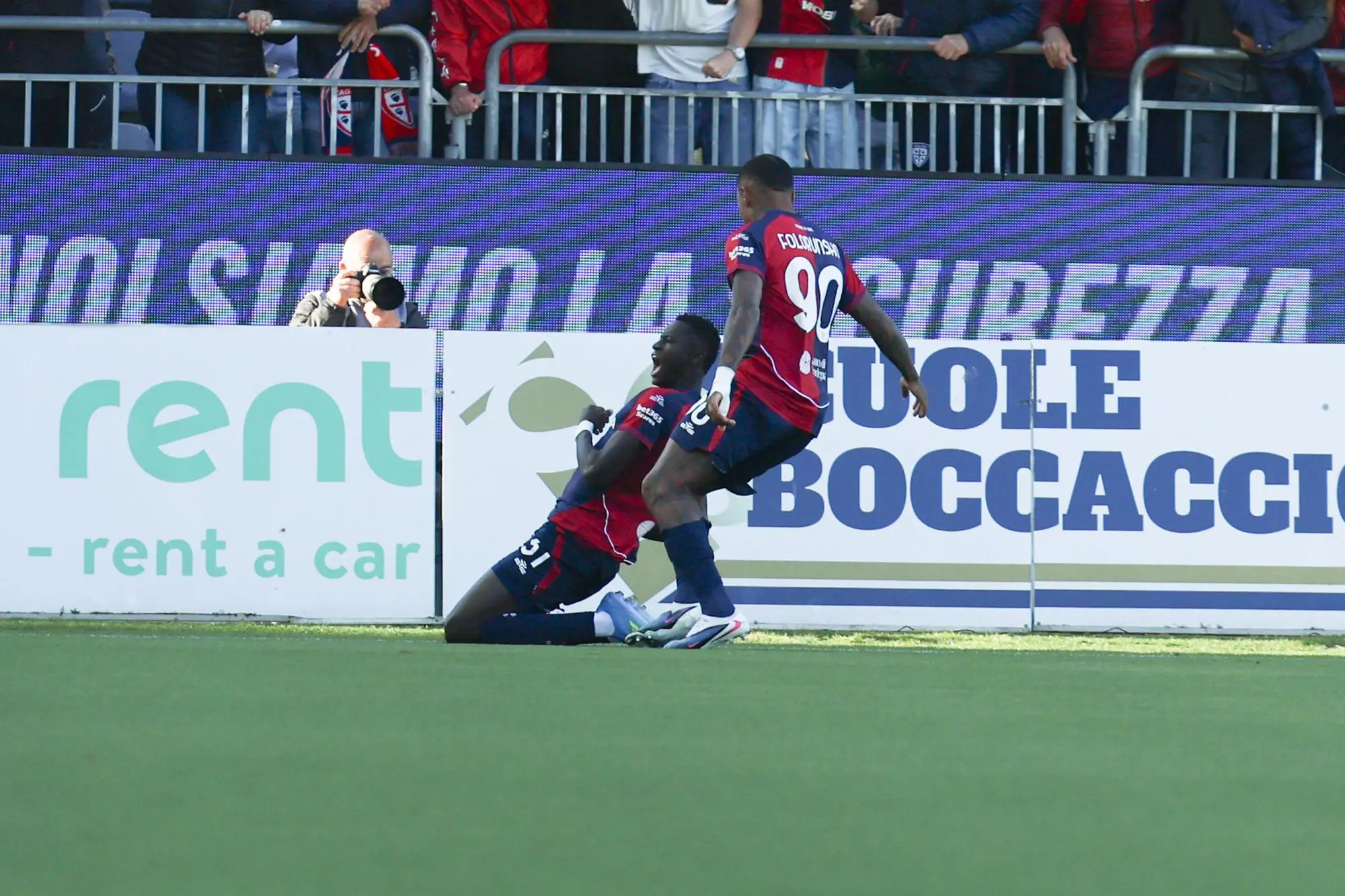 Paul Mendy esulta dopo il gol in Cagliari-Atalanta ad appena 16 secondi dal calcio d'inizio (foto Ansa)