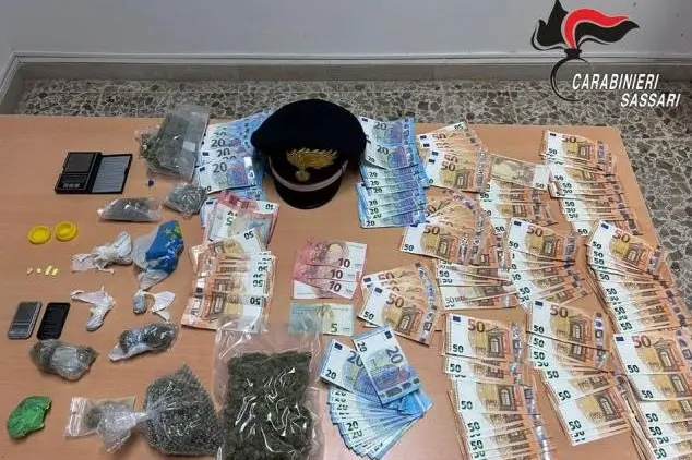 Il materiale sequestrato dai carabinieri (foto concessa)