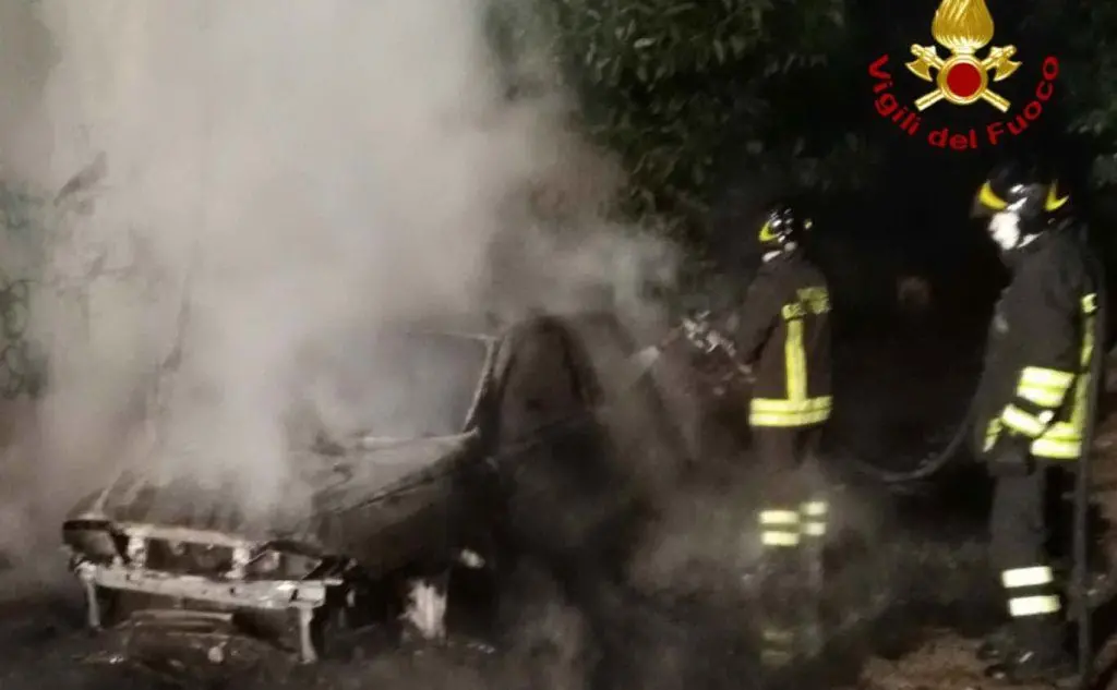 Le fiamme si sono sviluppate intorno alle 4.30 del mattino