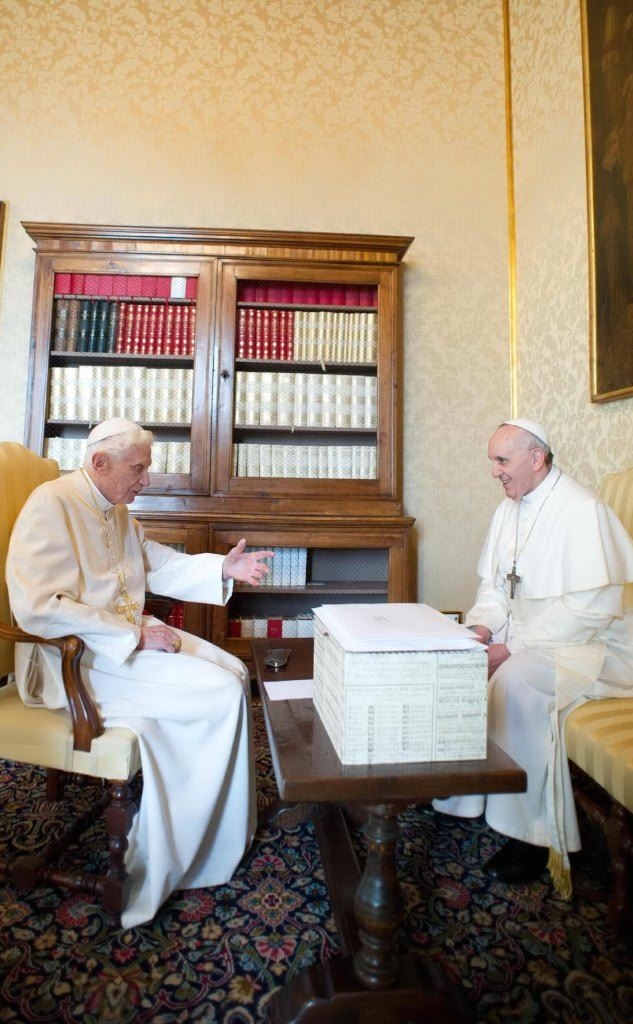 Una visita di Papa Francesco a Joseph Ratzinger (tutte le foto sono Archivio L'Unione Sarda)