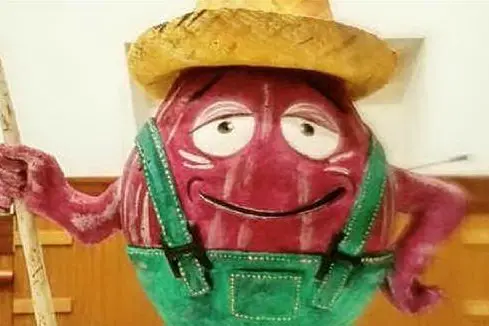 La mascotte del carnevale di San Giovanni Suergiu che richiama la celebre cipolla