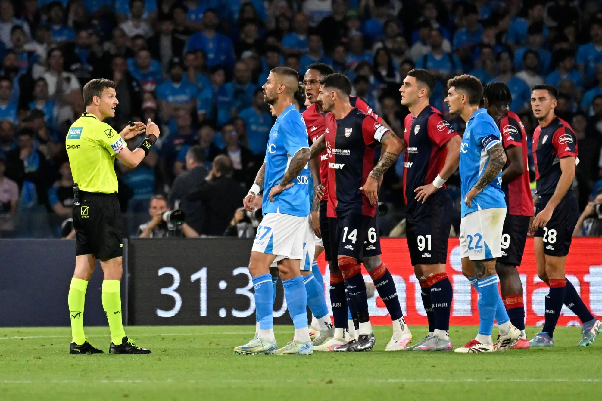 Un check del Var nel primo tempo di Napoli-Cagliari (foto Ansa)