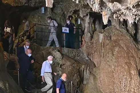 Mattarella alla Grotta di Nettuno (Ansa)
