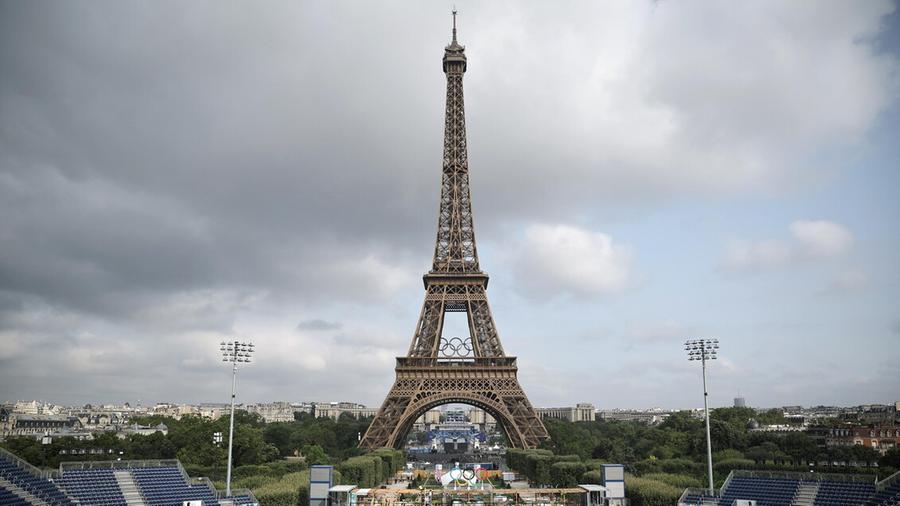 Fanno esplodere fuochi d'artificio vicino alla Torre Eiffel: 40 arresti a Parigi