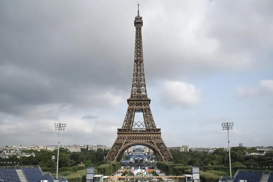 La Torre Eiffel (foto Ansa)