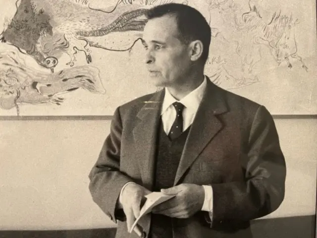 Giovanni Pintori davanti a un quadro di Salvatore Fancello