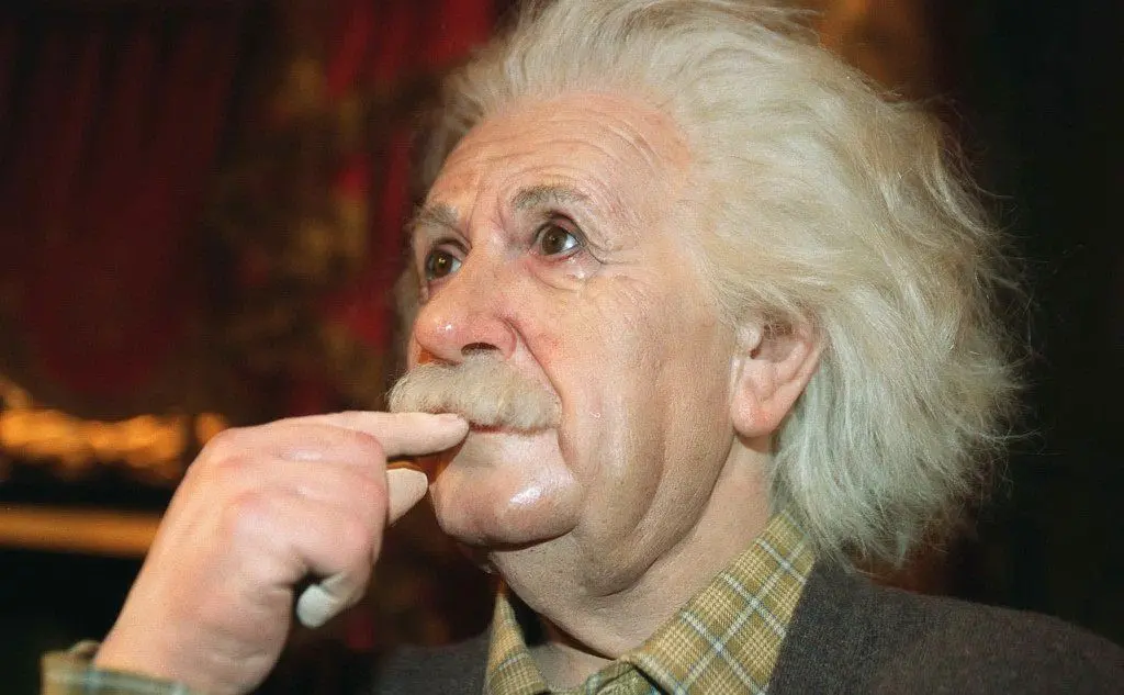 La statua di cera che rappresenta Einstein al Grevin Museum di Parigi