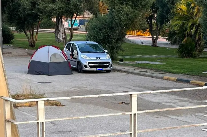 La tenda piazzata nell'area parcheggi (foto Pala)