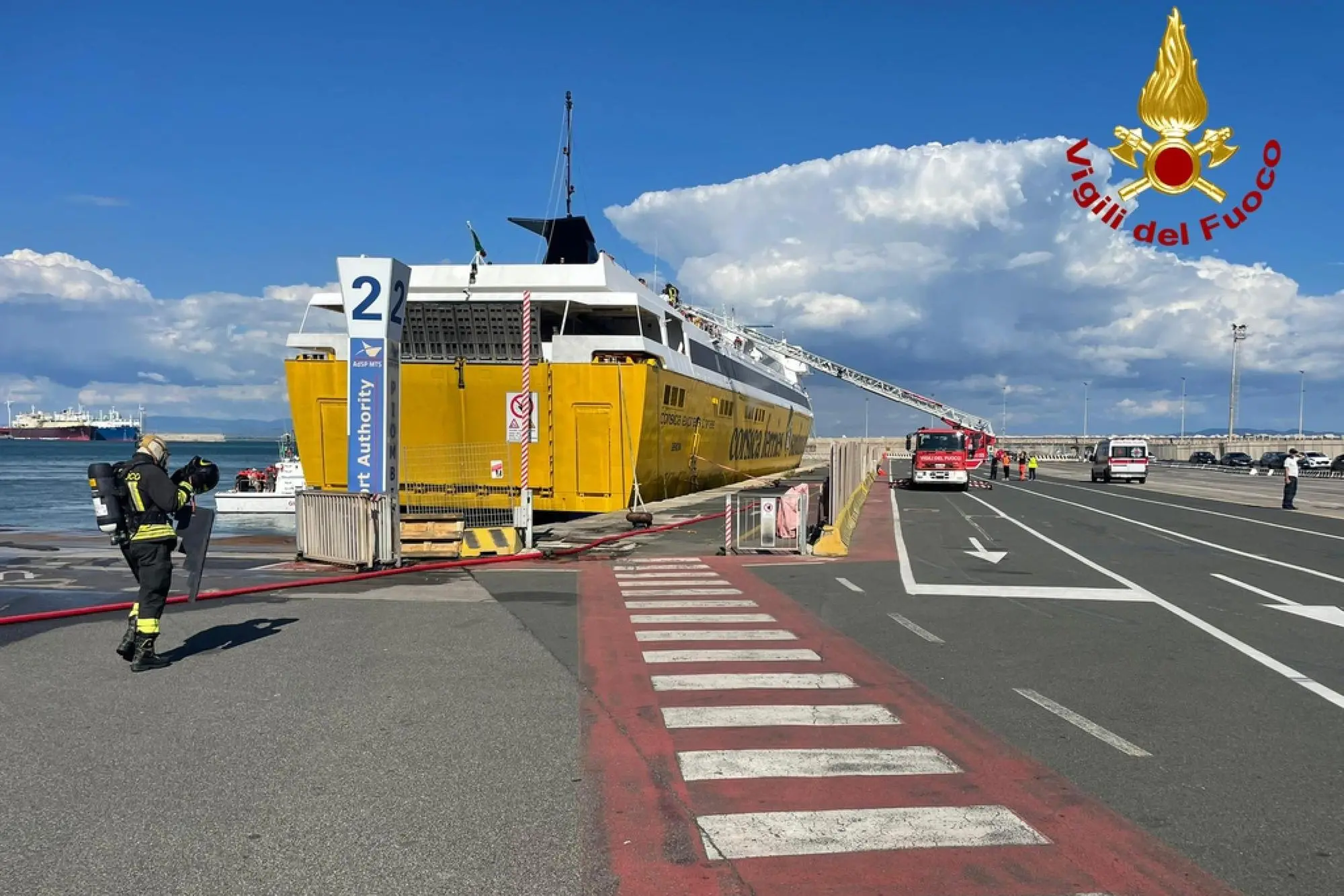 L'intervento dei Vigili del fuoco a Piombino (foto via Ansa)