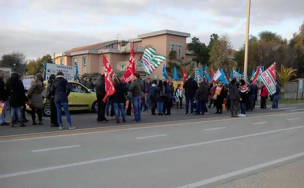 Una delle proteste per gli stipendi arretrati (foto L'Unione Sarda - Farris)