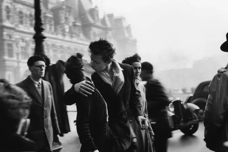 Robert Doisneau, Le Baiser de l'Hotel de Ville, Paris, 1950. Courtesy  Lu.C.C.A.
