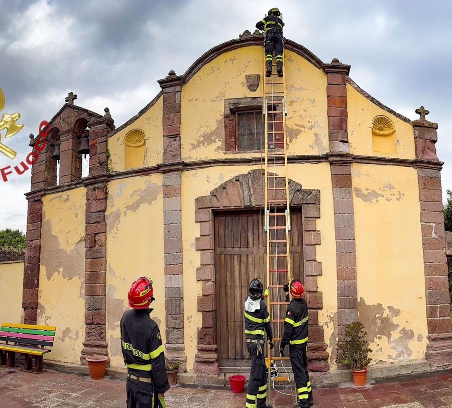 Croce della chiesa in bilico rimossa dai vigili del fuoco