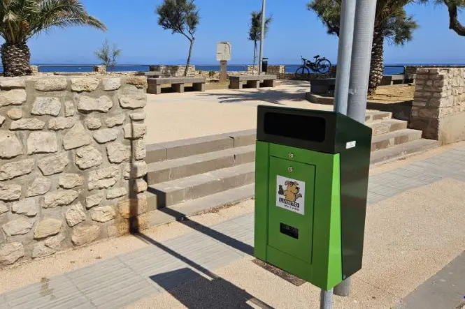 Cestini sul lungomare (foto Pala)