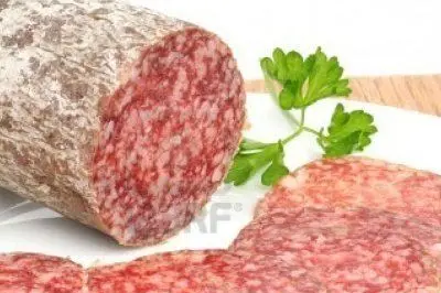 Una confezione di salame ungherese