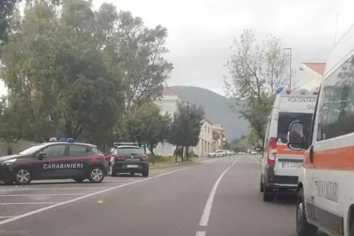 Carabinieri e ambulanze a Villacidro (foto Gianluigi Deidda)
