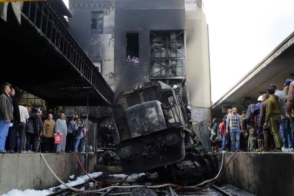 Enorme incendio alla stazione del Cairo: oltre 20 morti e 40 feriti VIDEO