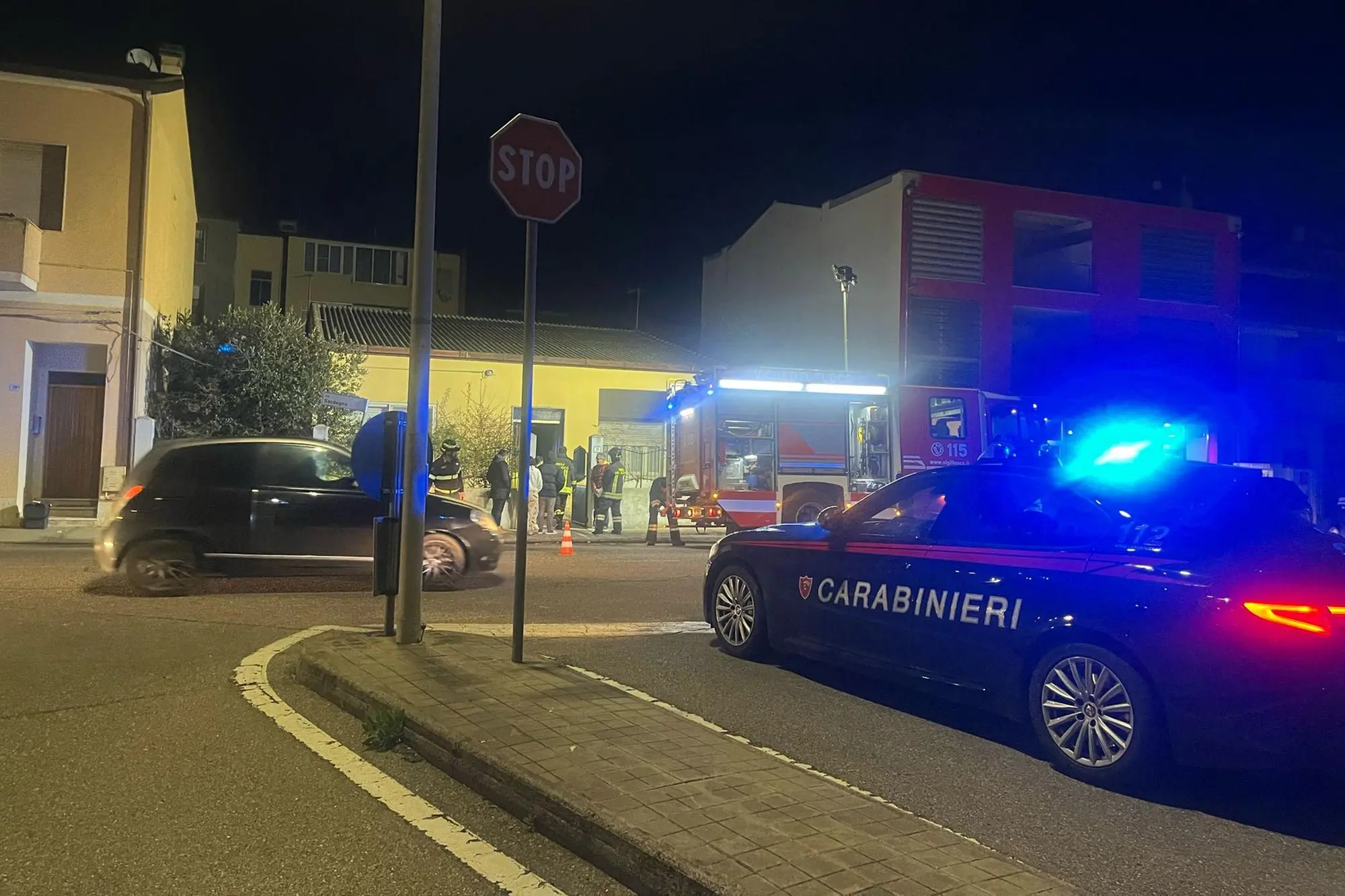 L'intervento dei vigili del fuoco in via Sardegna a Oristano, per un incendio (foto Pinna)