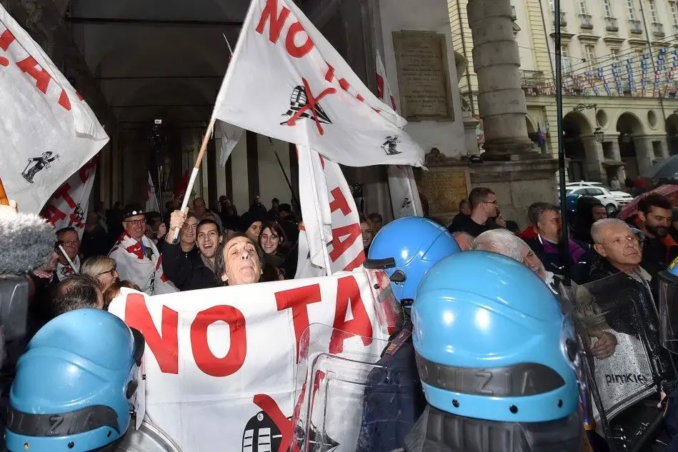 Protestano i No Tav davanti al Comune di Torino (Ansa)