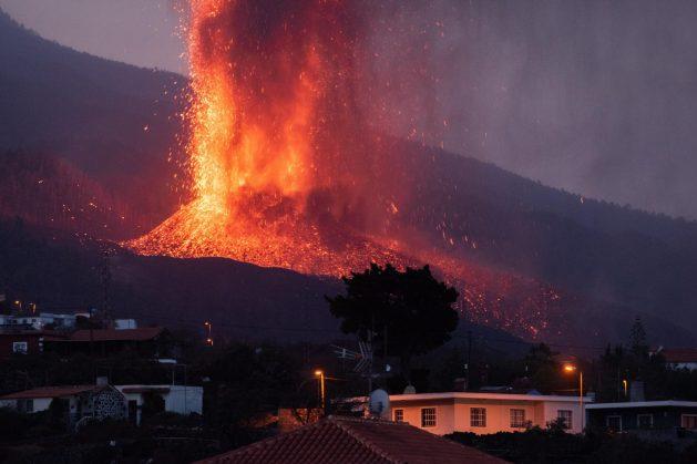 La Palma, la colata di lava si riversa nell’Oceano: nubi tossiche causate dallo shock termico