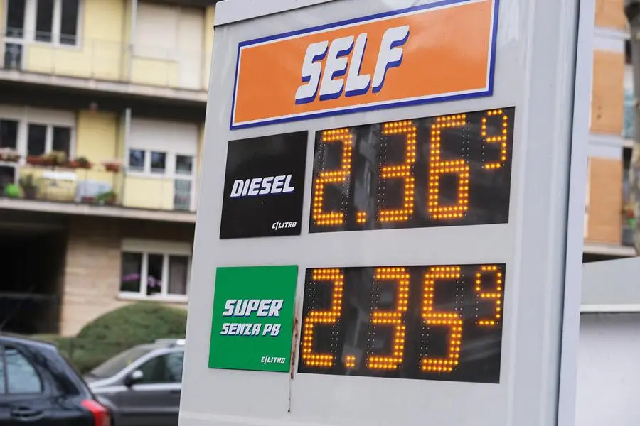 Prezzo della benzina e del diesel oltre due euro nei distributori (foto Ansa)
