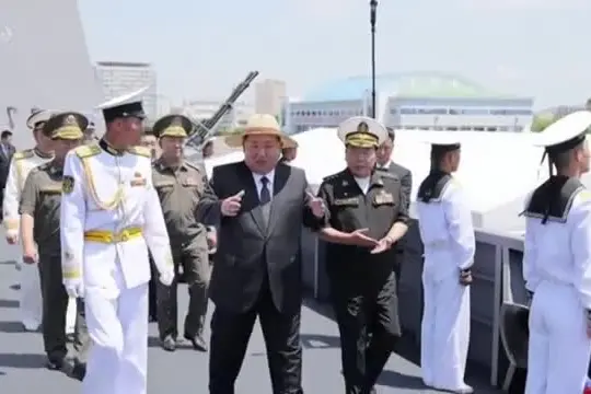 Nordcorea, Kim Jong-un con un cappello giallo vara cacciatorpediniere