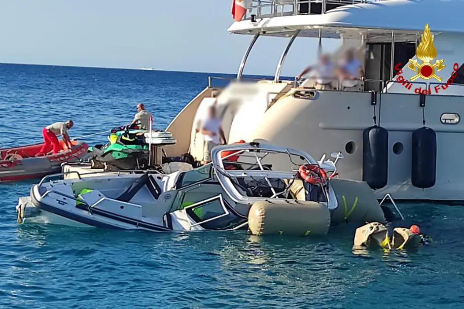 L'intervento dei vigili del fuoco sulla barca semi affondata (L'Unione Sarda)