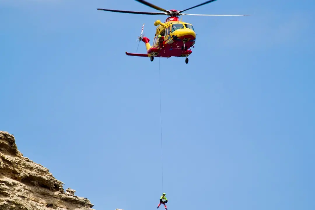 L'elicottero dell'Areus in un intervento sulla costa di Baunei (foto concessa)