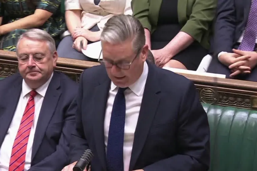 L'addio di Starmer ai parlamentari britannici tra gli applausi