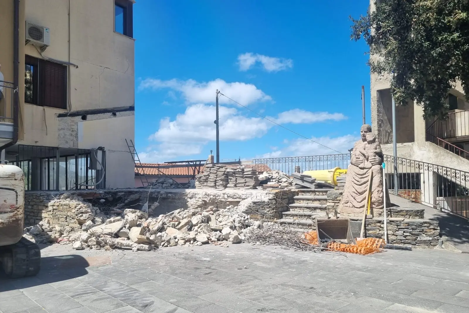 Esterzili, piazza Sant’Ignazio (Gecas), demolizione del palco realizzato nel 1998