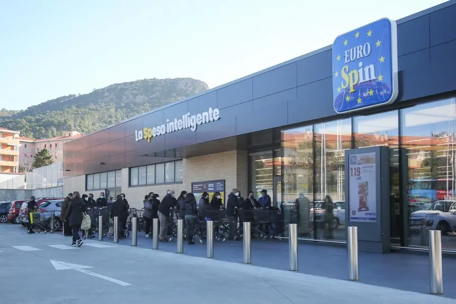 La fila davanti a un supermercato di Carbonia (Foto Fabio Murru)